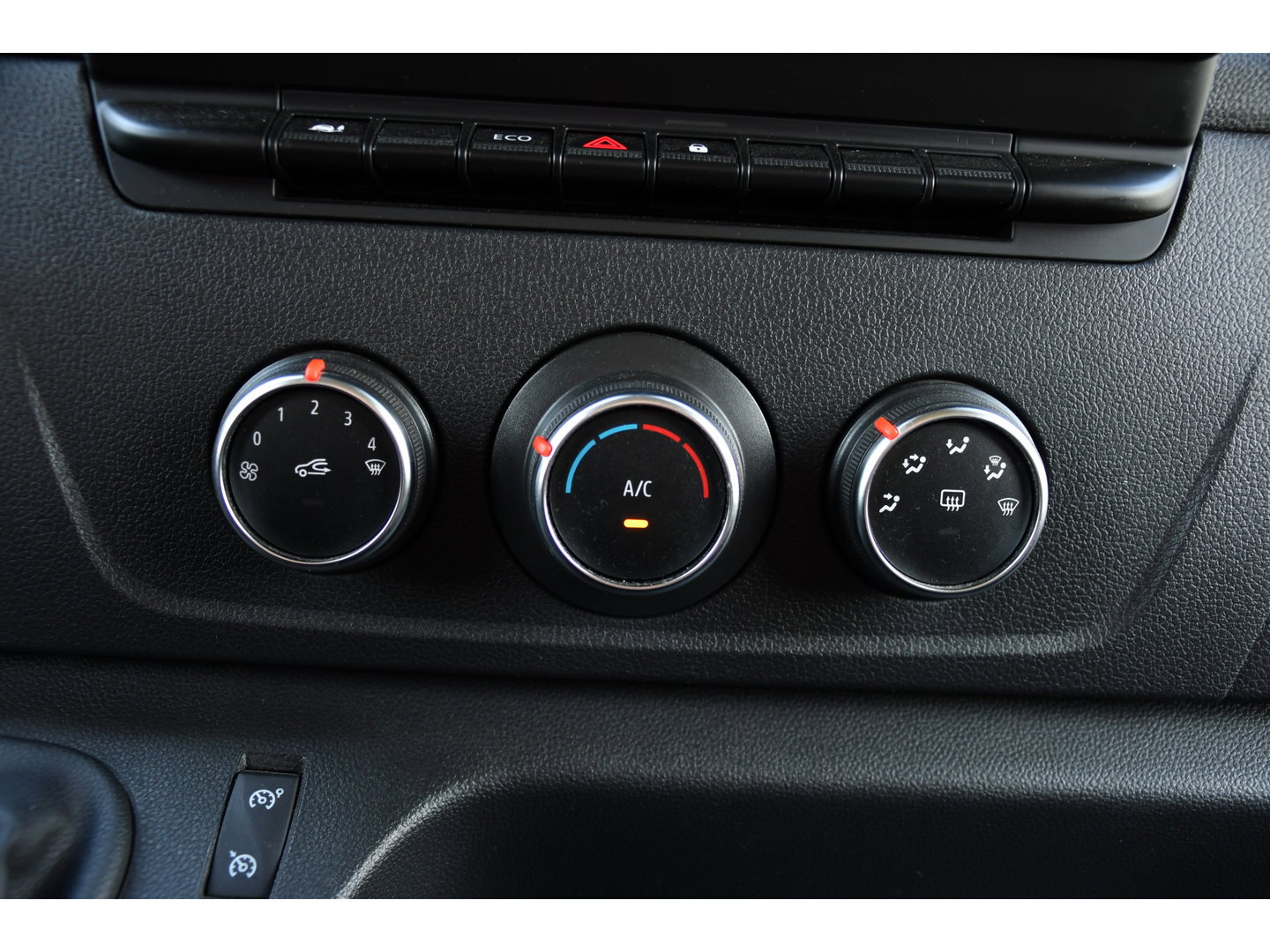 Renault Master T33 2.3 dCi 135 L2H2 Camera, Cruise, LED, Multimedia, Trekhaak, 135pk, NAVI, Betimmering, Uniek!