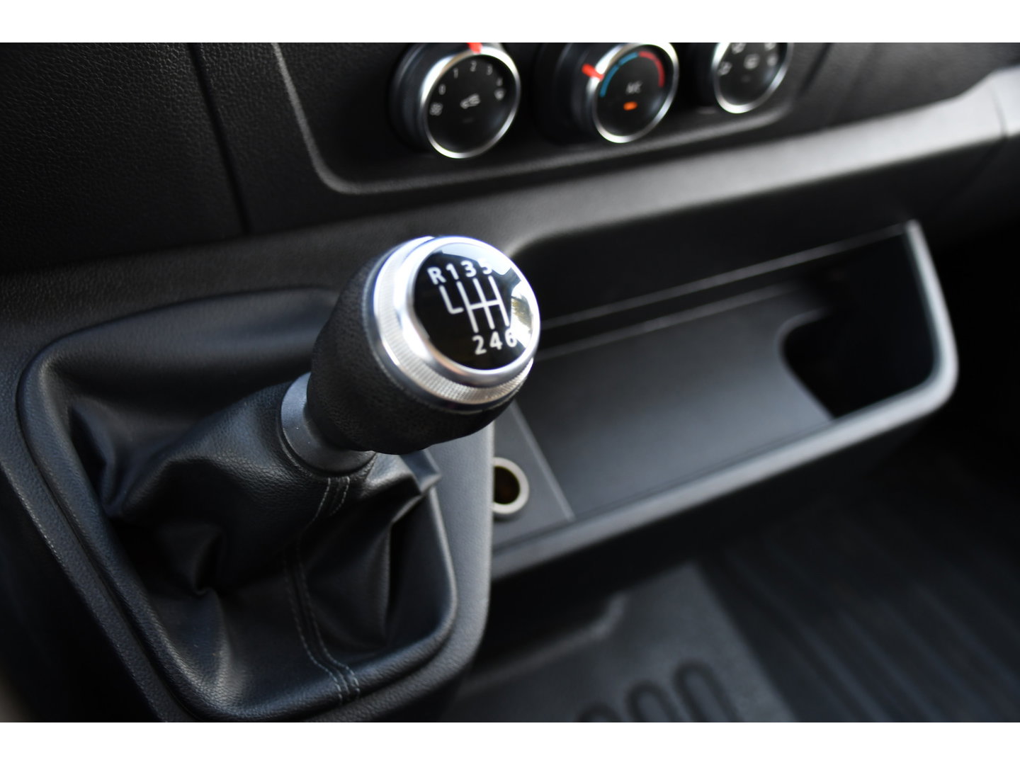 Renault Master T33 2.3 dCi 135 L2H2 Camera, Cruise, LED, Multimedia, Trekhaak, 135pk, NAVI, Betimmering, Uniek!