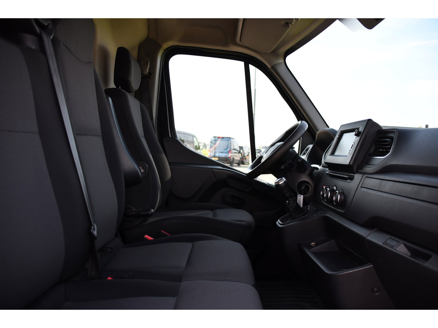 Renault Master T33 2.3 dCi 135 L2H2 Camera, Cruise, LED, Multimedia, Trekhaak, 135pk, NAVI, Betimmering, Uniek!
