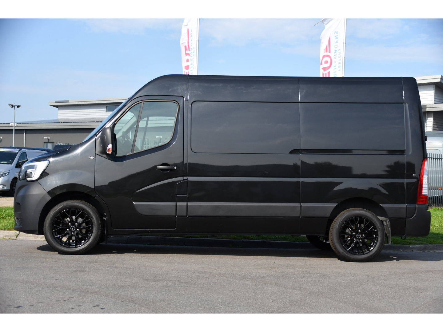Renault Master T33 2.3 dCi 135 L2H2 Camera, Cruise, LED, Multimedia, Trekhaak, 135pk, NAVI, Betimmering, Uniek!