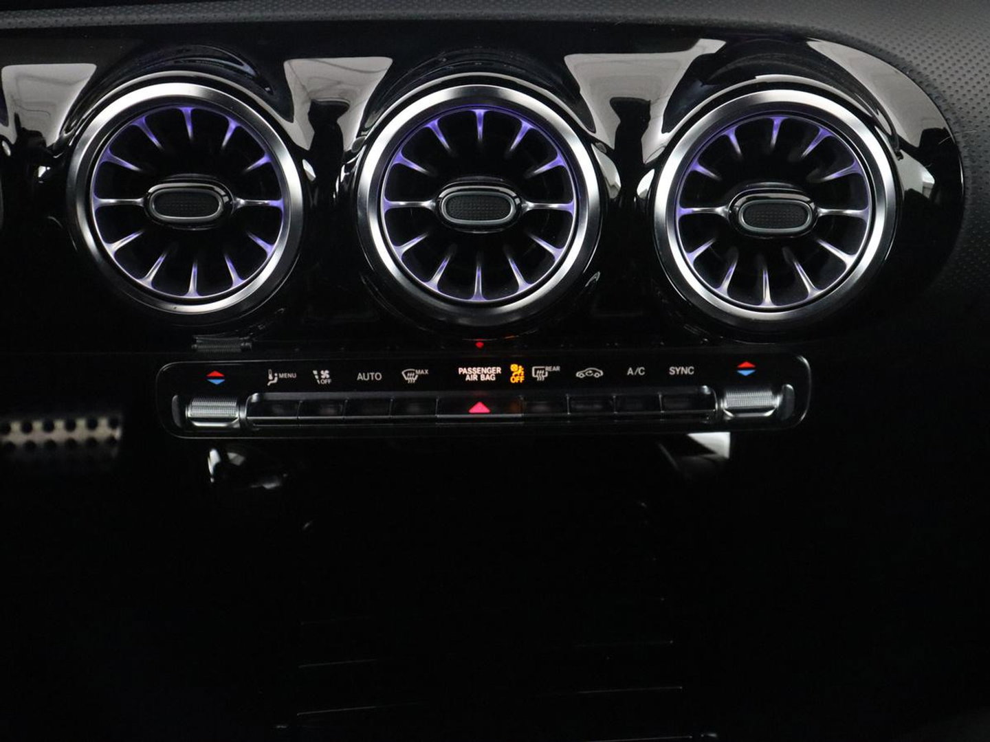 Mercedes-Benz A-Klasse 180 Business Solution AMG | Apple Carplay | LED | Navigatie | Stoelverwarming |