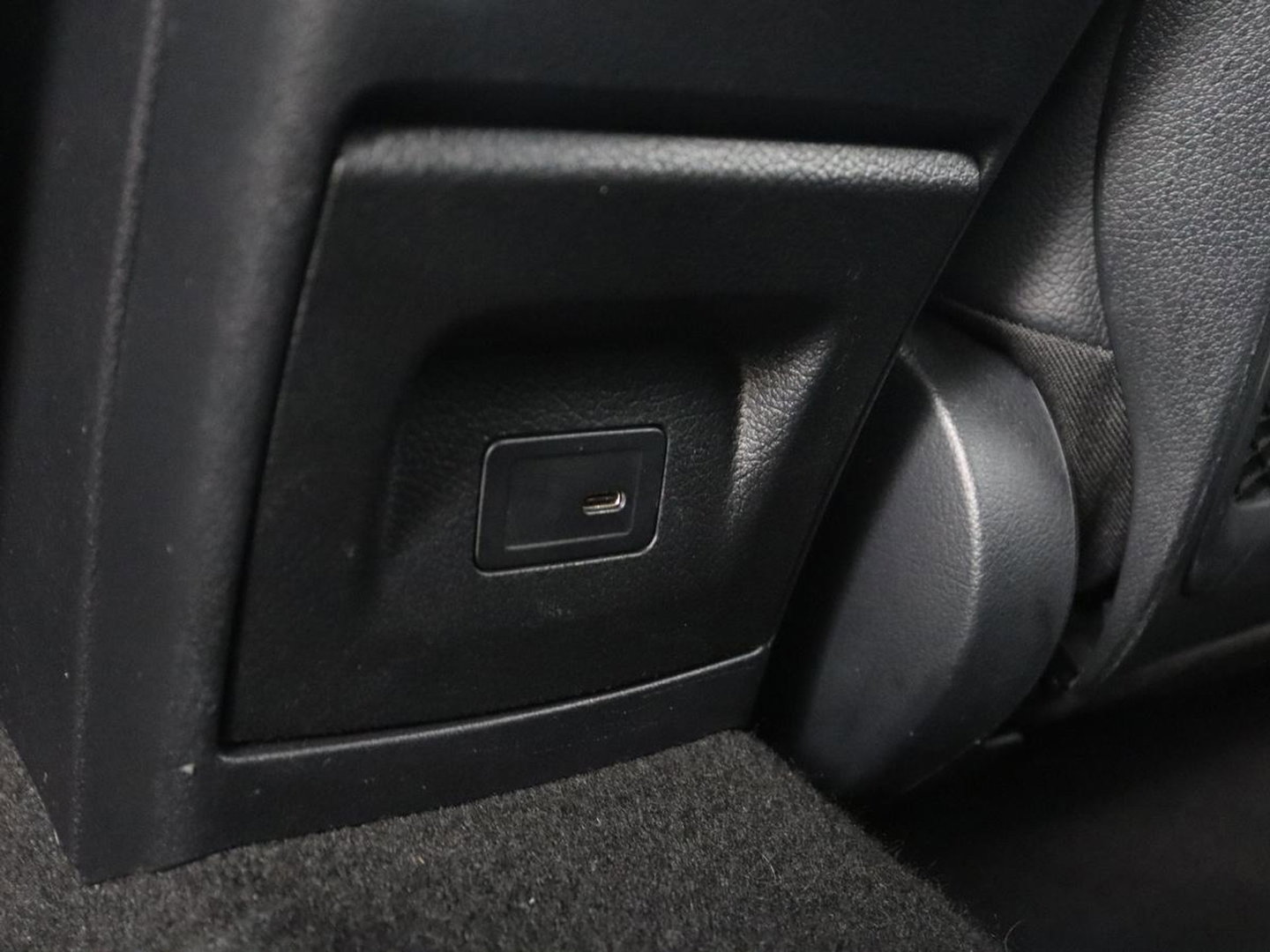 Mercedes-Benz A-Klasse 180 Business Solution AMG | Apple Carplay | LED | Navigatie | Stoelverwarming |