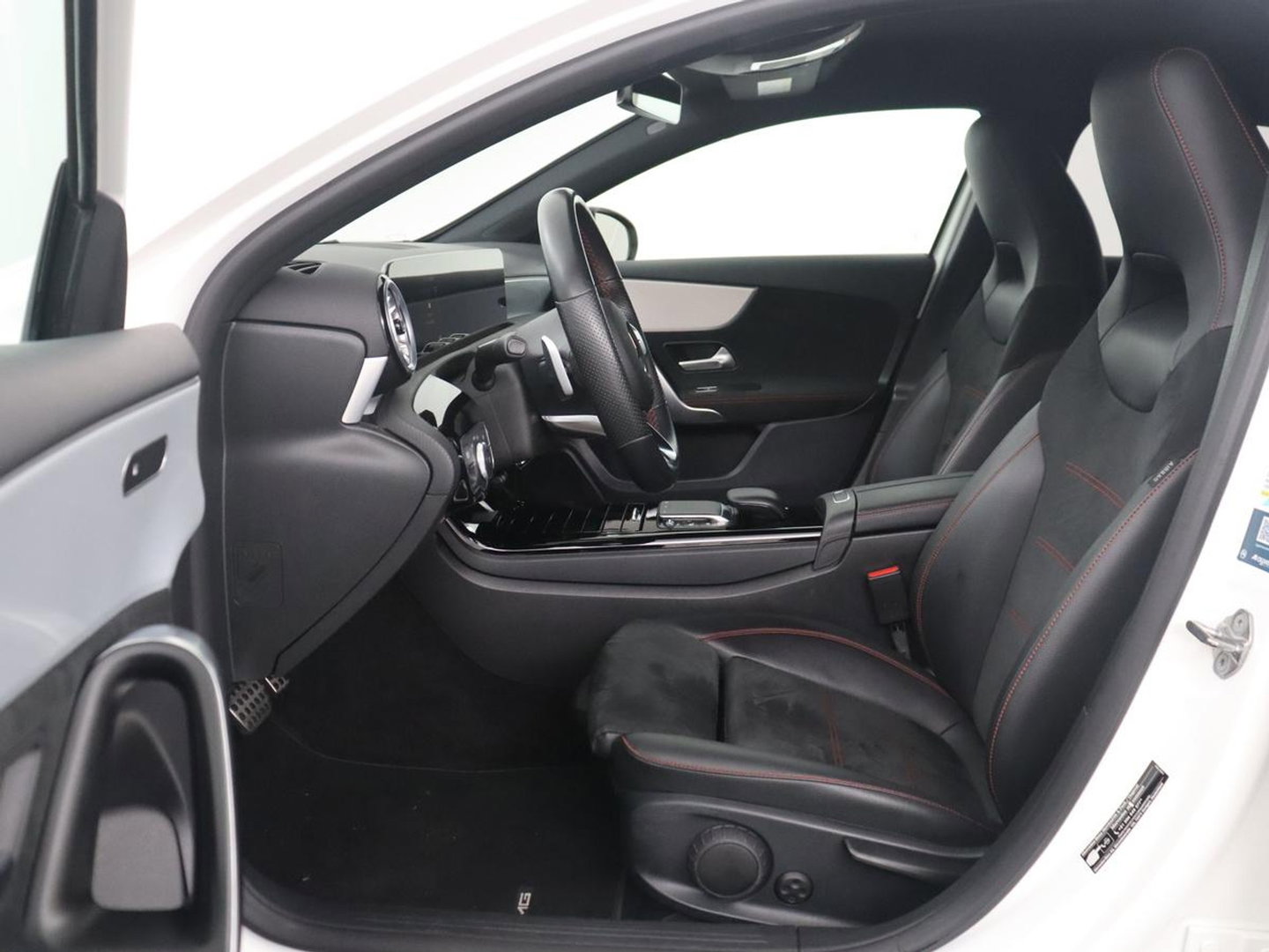 Mercedes-Benz A-Klasse 180 Business Solution AMG | Apple Carplay | LED | Navigatie | Stoelverwarming |