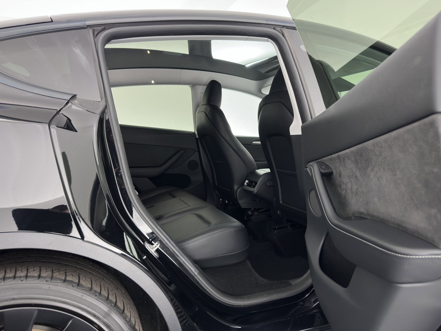 Tesla Model Y Long Range AWD 75 kWh (3-Fase-11kW) {SoH-87%} (INCL-BTW) Aut. *PANO | AUTO-PILOT | LEATHER | NAVI-FULLMAP | MATRIX-LED | KEYLESS | CAMERA | DAB+ | HEATED-COMFORTSEATS | PRIVACYGLASS | TOPVIEW | 20''ALU*