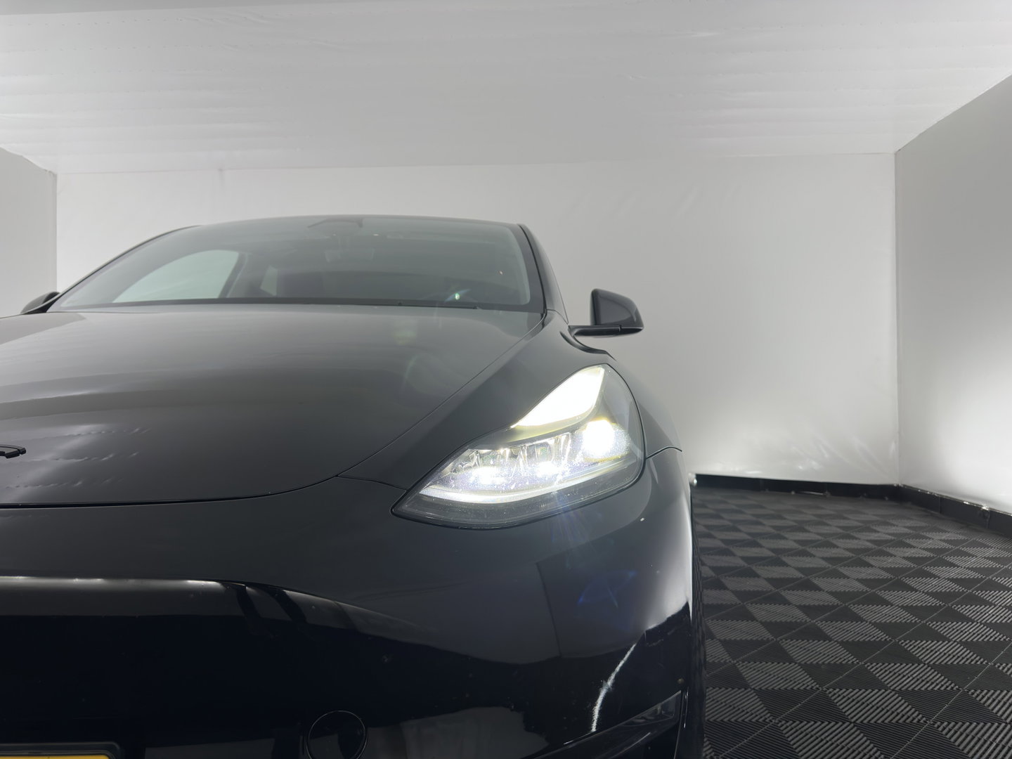 Tesla Model Y Long Range AWD 75 kWh (3-Fase-11kW) {SoH-87%} (INCL-BTW) Aut. *PANO | AUTO-PILOT | LEATHER | NAVI-FULLMAP | MATRIX-LED | KEYLESS | CAMERA | DAB+ | HEATED-COMFORTSEATS | PRIVACYGLASS | TOPVIEW | 20''ALU*