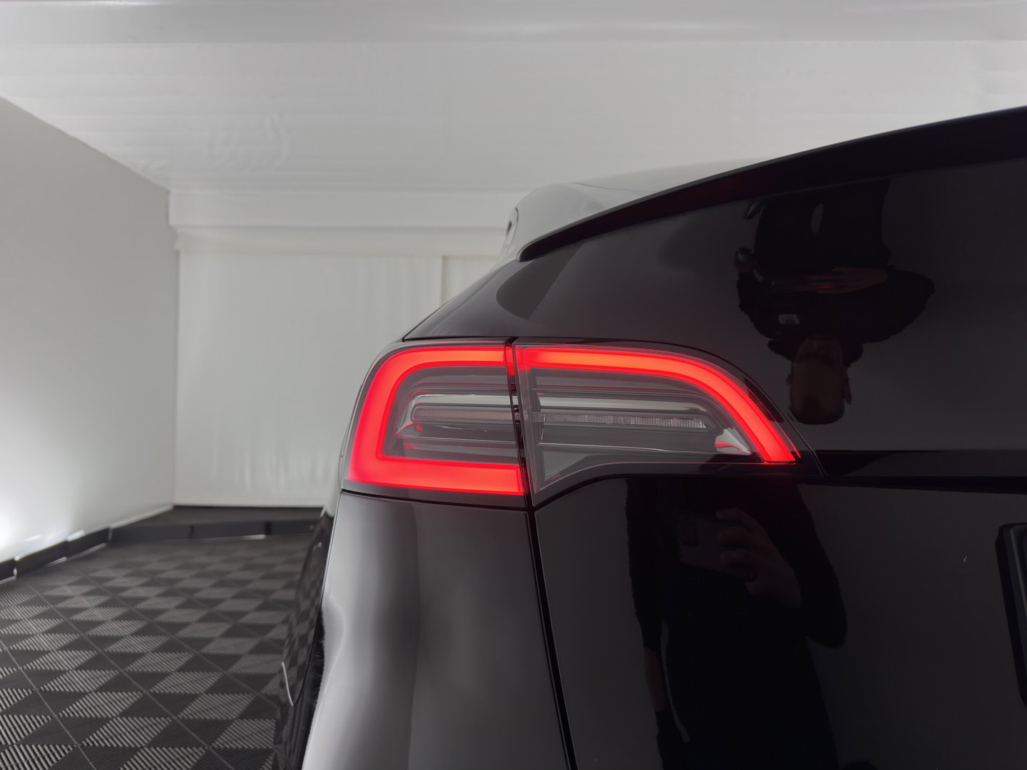 Tesla Model Y Long Range AWD 75 kWh (3-Fase-11kW) {SoH-87%} (INCL-BTW) Aut. *PANO | AUTO-PILOT | LEATHER | NAVI-FULLMAP | MATRIX-LED | KEYLESS | CAMERA | DAB+ | HEATED-COMFORTSEATS | PRIVACYGLASS | TOPVIEW | 20''ALU*