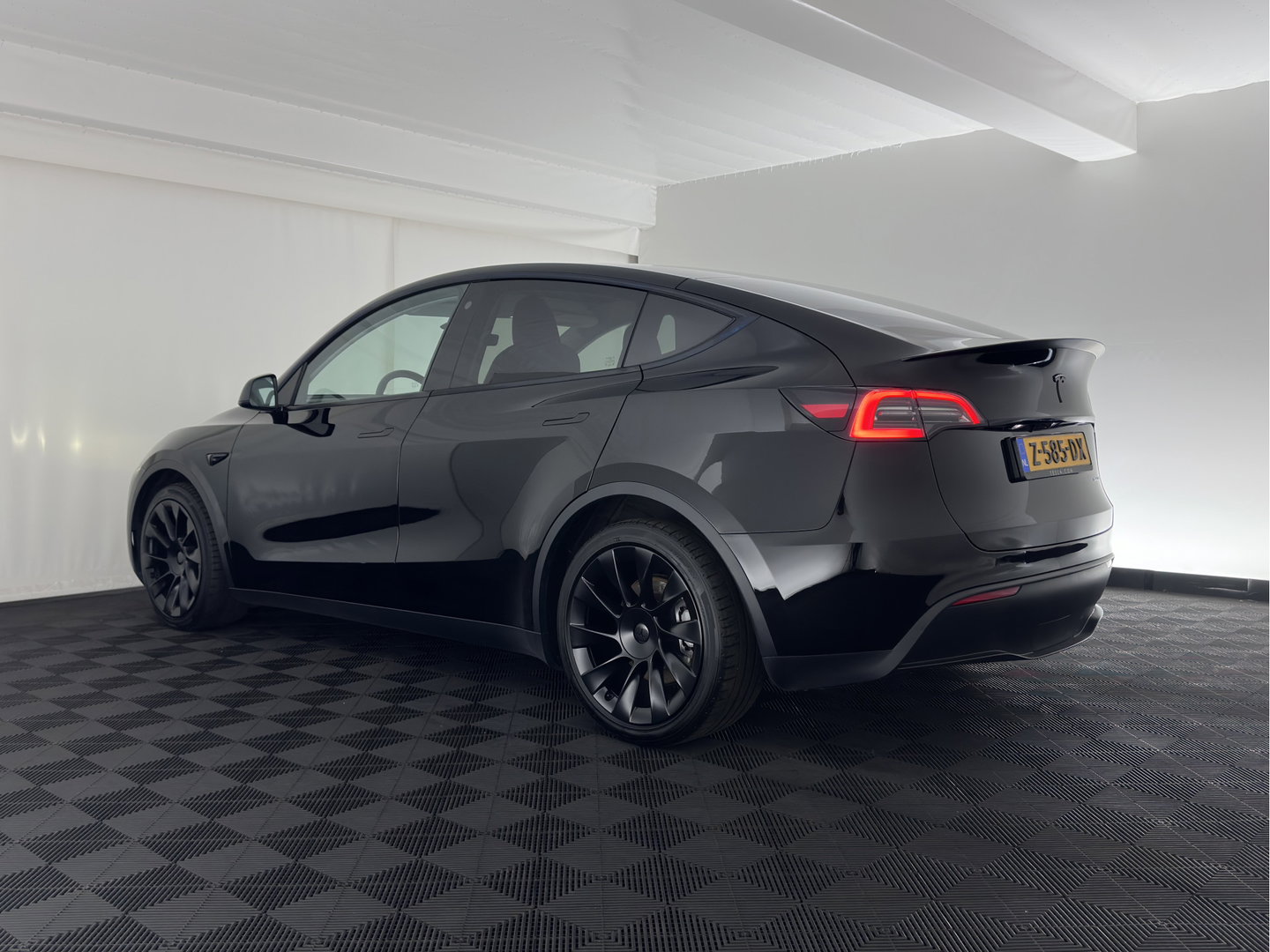 Tesla Model Y Long Range AWD 75 kWh (3-Fase-11kW) {SoH-87%} (INCL-BTW) Aut. *PANO | AUTO-PILOT | LEATHER | NAVI-FULLMAP | MATRIX-LED | KEYLESS | CAMERA | DAB+ | HEATED-COMFORTSEATS | PRIVACYGLASS | TOPVIEW | 20''ALU*