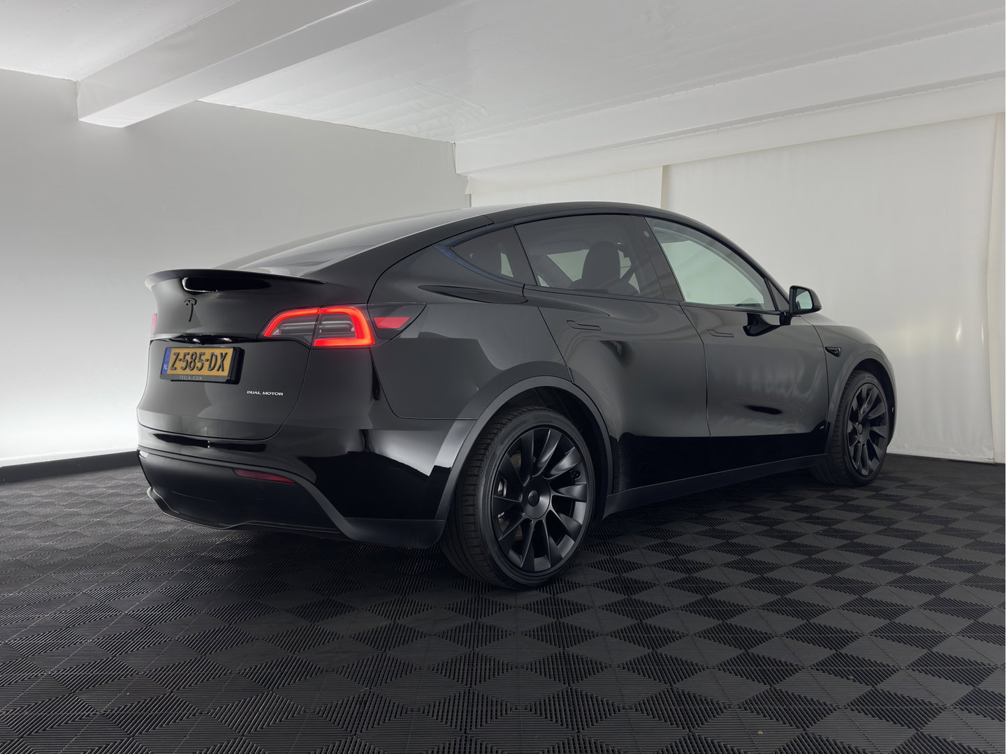 Tesla Model Y Long Range AWD 75 kWh (3-Fase-11kW) {SoH-87%} (INCL-BTW) Aut. *PANO | AUTO-PILOT | LEATHER | NAVI-FULLMAP | MATRIX-LED | KEYLESS | CAMERA | DAB+ | HEATED-COMFORTSEATS | PRIVACYGLASS | TOPVIEW | 20''ALU*