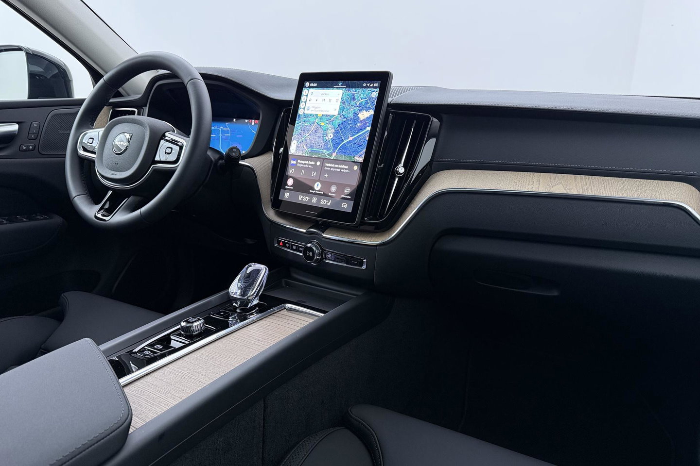 Volvo XC60 T8 Ultra Dark | Luchtvering | Harman/Kardon | Panoramadak | 360° Camera | Head-Up | Stoel+Stuurverwarming | ACC