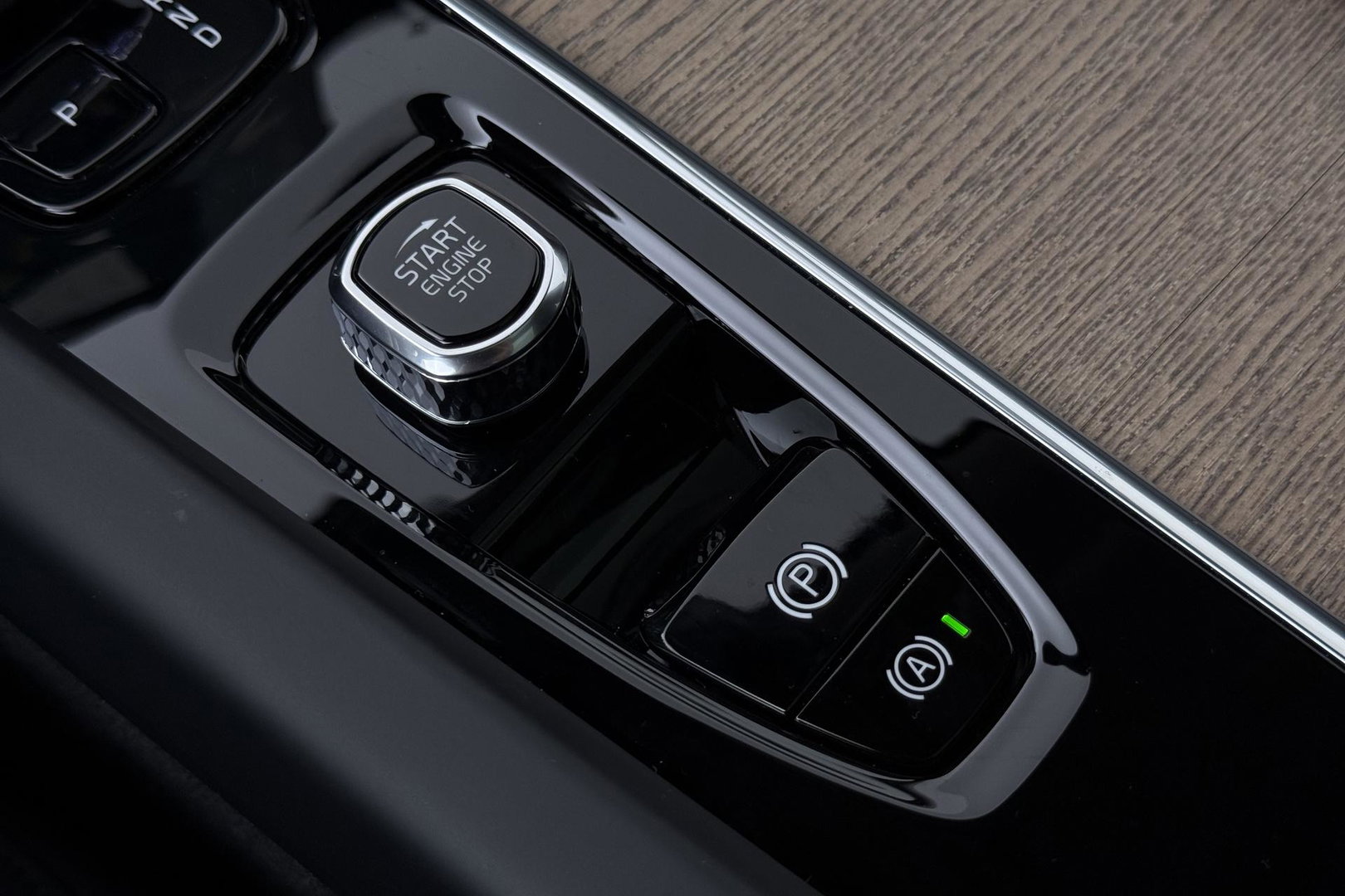 Volvo XC60 T8 Ultra Dark | Luchtvering | Harman/Kardon | Panoramadak | 360° Camera | Head-Up | Stoel+Stuurverwarming | ACC