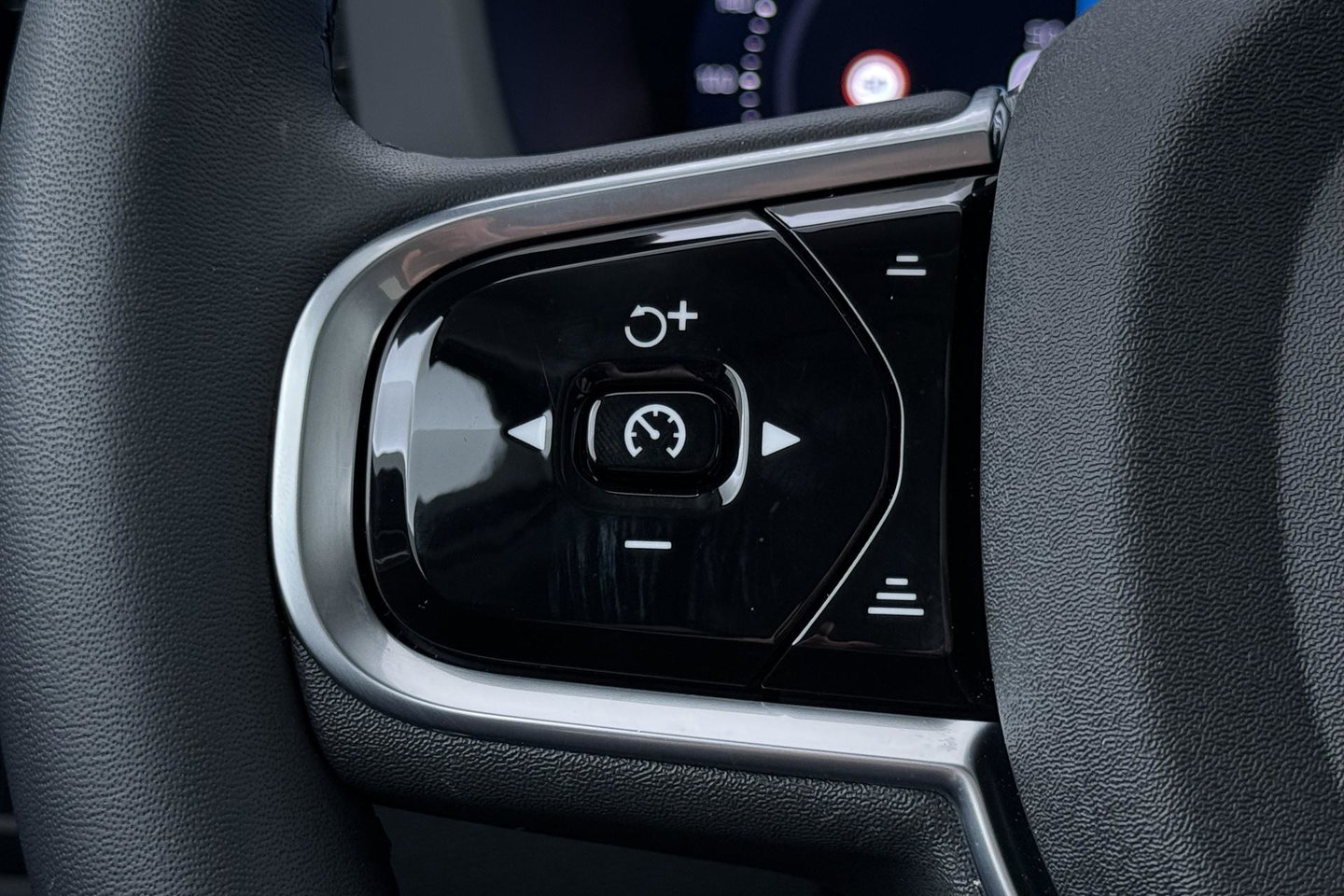 Volvo XC60 T8 Ultra Dark | Luchtvering | Harman/Kardon | Panoramadak | 360° Camera | Head-Up | Stoel+Stuurverwarming | ACC