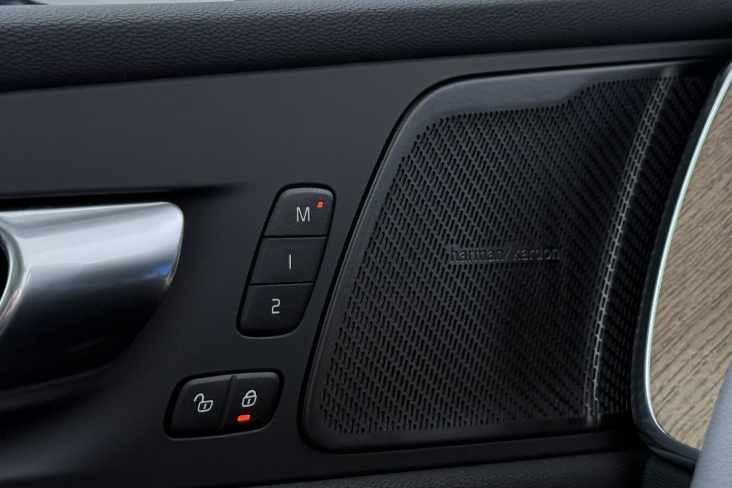 Volvo XC60 T8 Ultra Dark | Luchtvering | Harman/Kardon | Panoramadak | 360° Camera | Head-Up | Stoel+Stuurverwarming | ACC