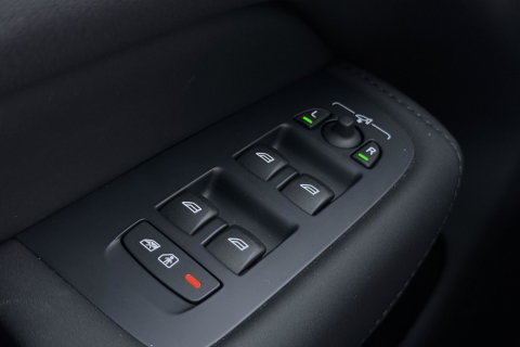 Volvo XC60 T8 Ultra Dark | Luchtvering | Harman/Kardon | Panoramadak | 360° Camera | Head-Up | Stoel+Stuurverwarming | ACC