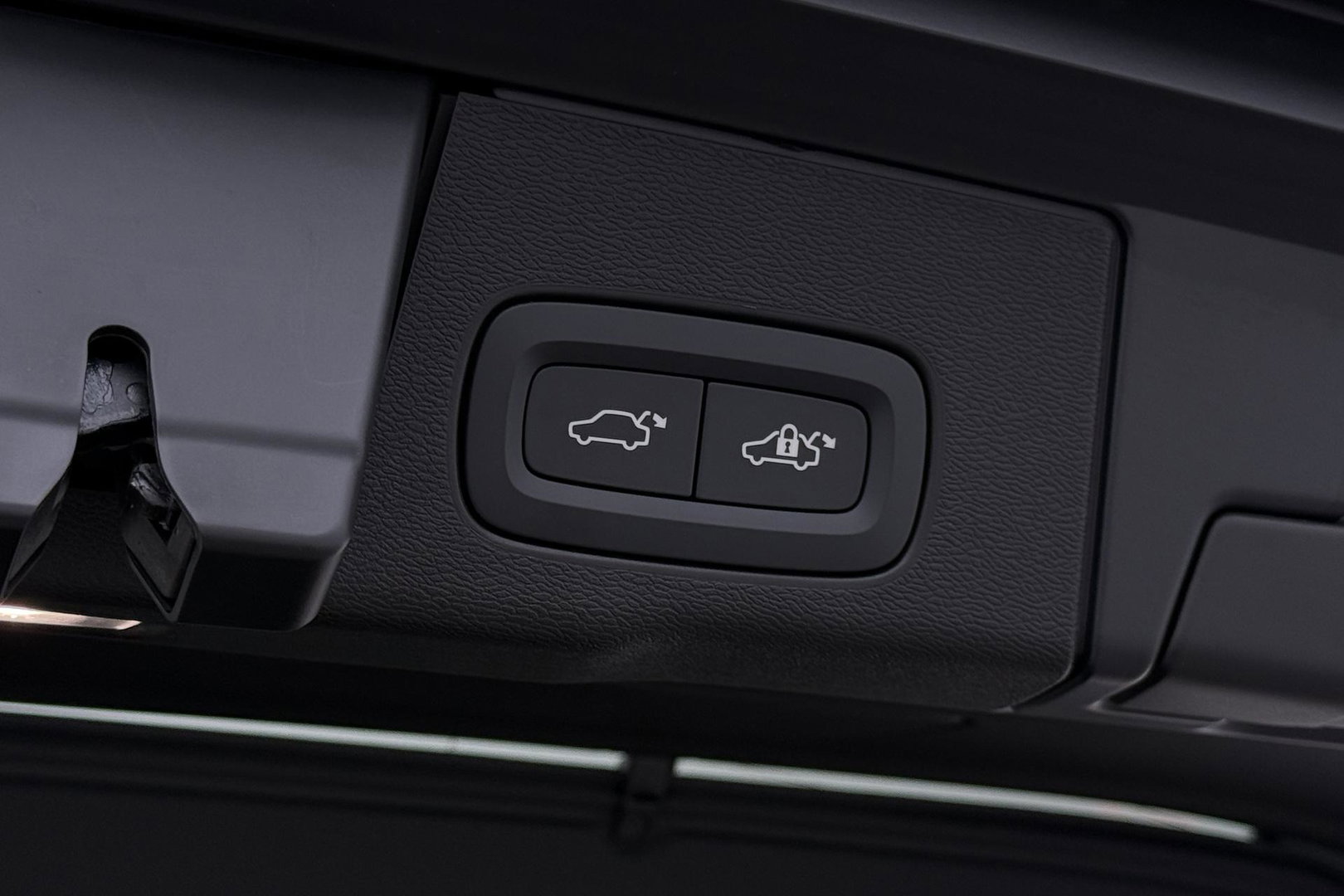 Volvo XC60 T8 Ultra Dark | Luchtvering | Harman/Kardon | Panoramadak | 360° Camera | Head-Up | Stoel+Stuurverwarming | ACC