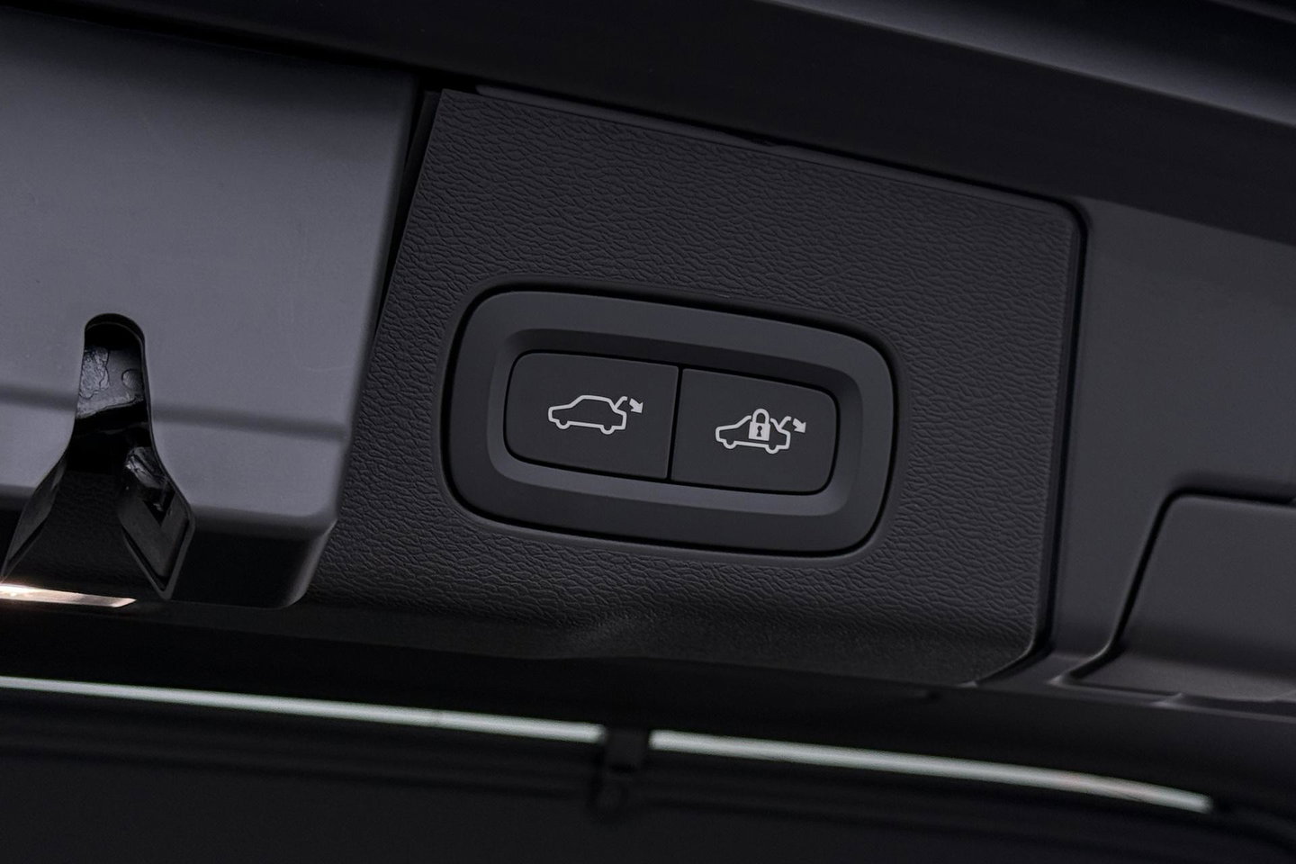 Volvo XC60 T8 Ultra Dark | Luchtvering | Harman/Kardon | Panoramadak | 360° Camera | Head-Up | Stoel+Stuurverwarming | ACC