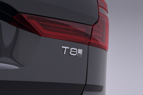 Volvo XC60 T8 Ultra Dark | Luchtvering | Harman/Kardon | Panoramadak | 360° Camera | Head-Up | Stoel+Stuurverwarming | ACC