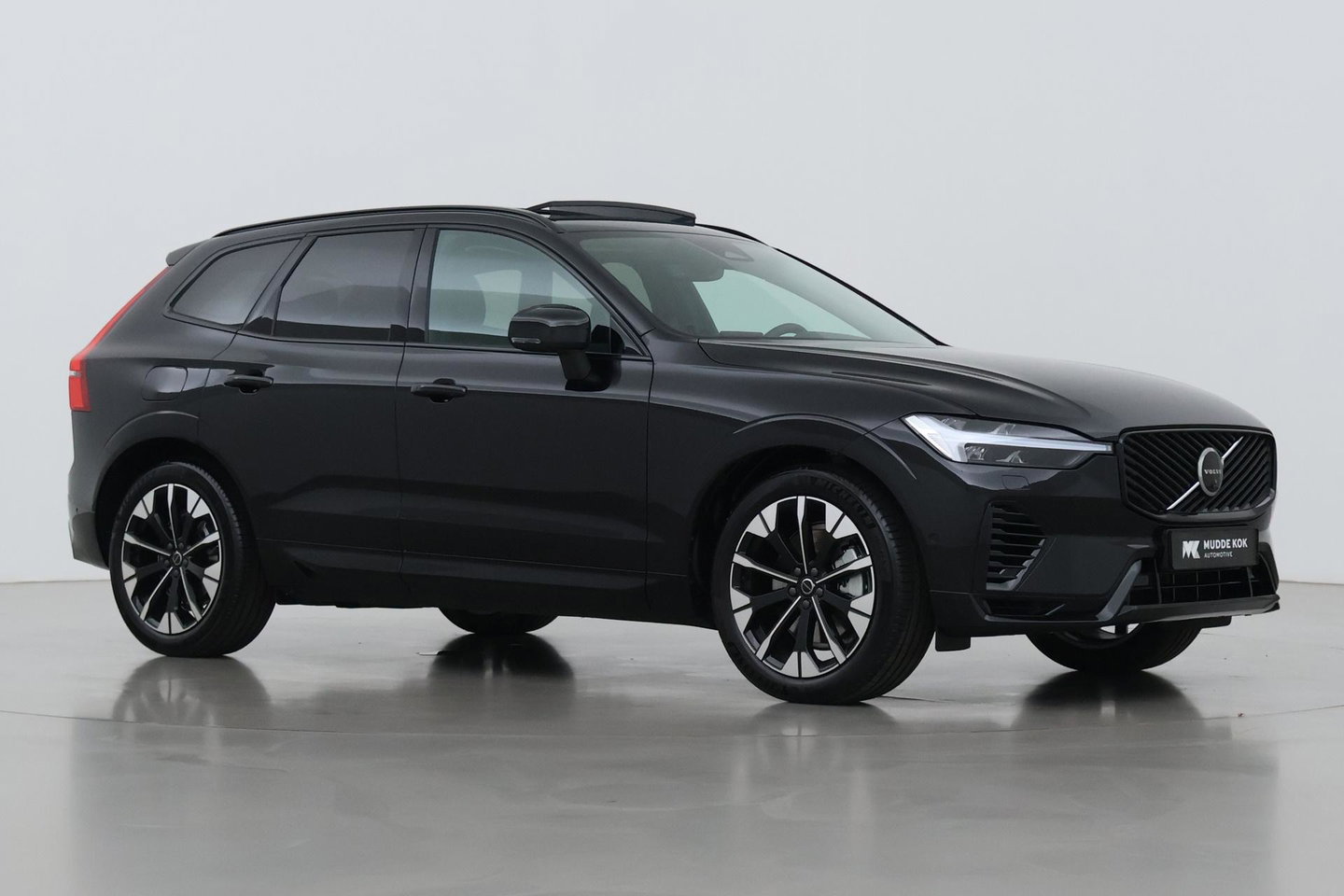 Volvo XC60 T8 Ultra Dark | Luchtvering | Harman/Kardon | Panoramadak | 360° Camera | Head-Up | Stoel+Stuurverwarming | ACC