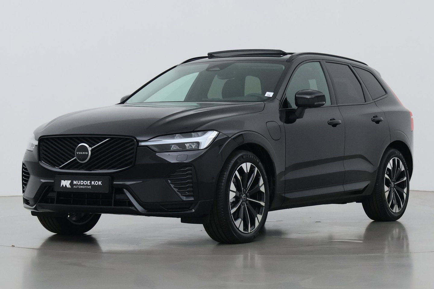 Volvo XC60 T8 Ultra Dark | Luchtvering | Harman/Kardon | Panoramadak | 360° Camera | Head-Up | Stoel+Stuurverwarming | ACC