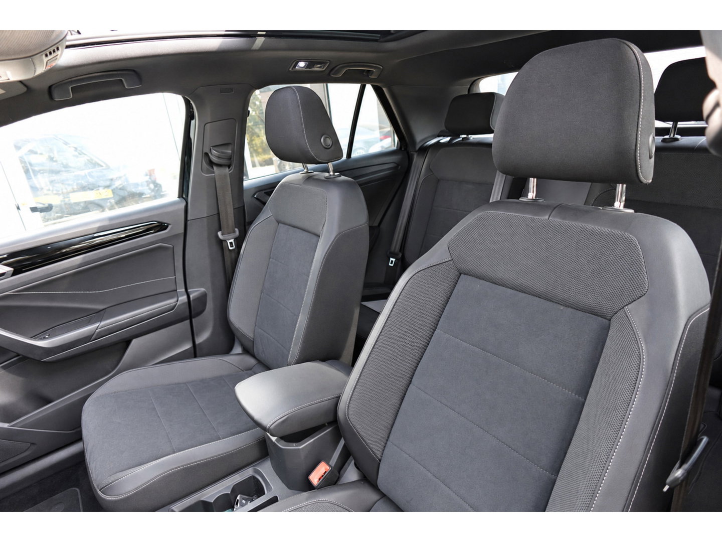 Volkswagen T-Roc 1.5 TSI R-Line PANO KEYLESS CAM