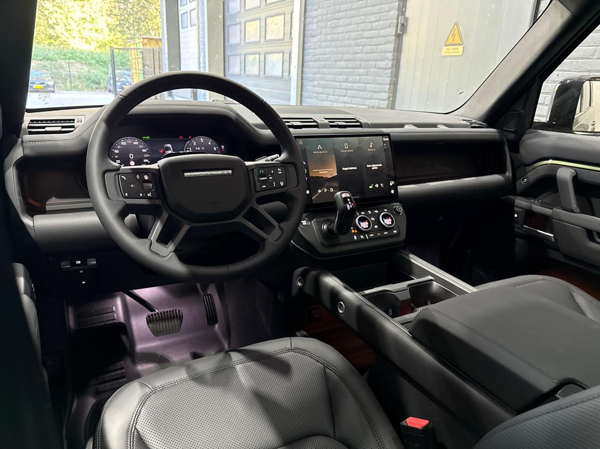 Land Rover Defender 2.0 P300e 110 X-Dynamic SE | FACELIFT | Luchtvering | ClearSight | Black Pack | Panoramadak | Trekhaak | 360° Camera | Koelbox | ACC