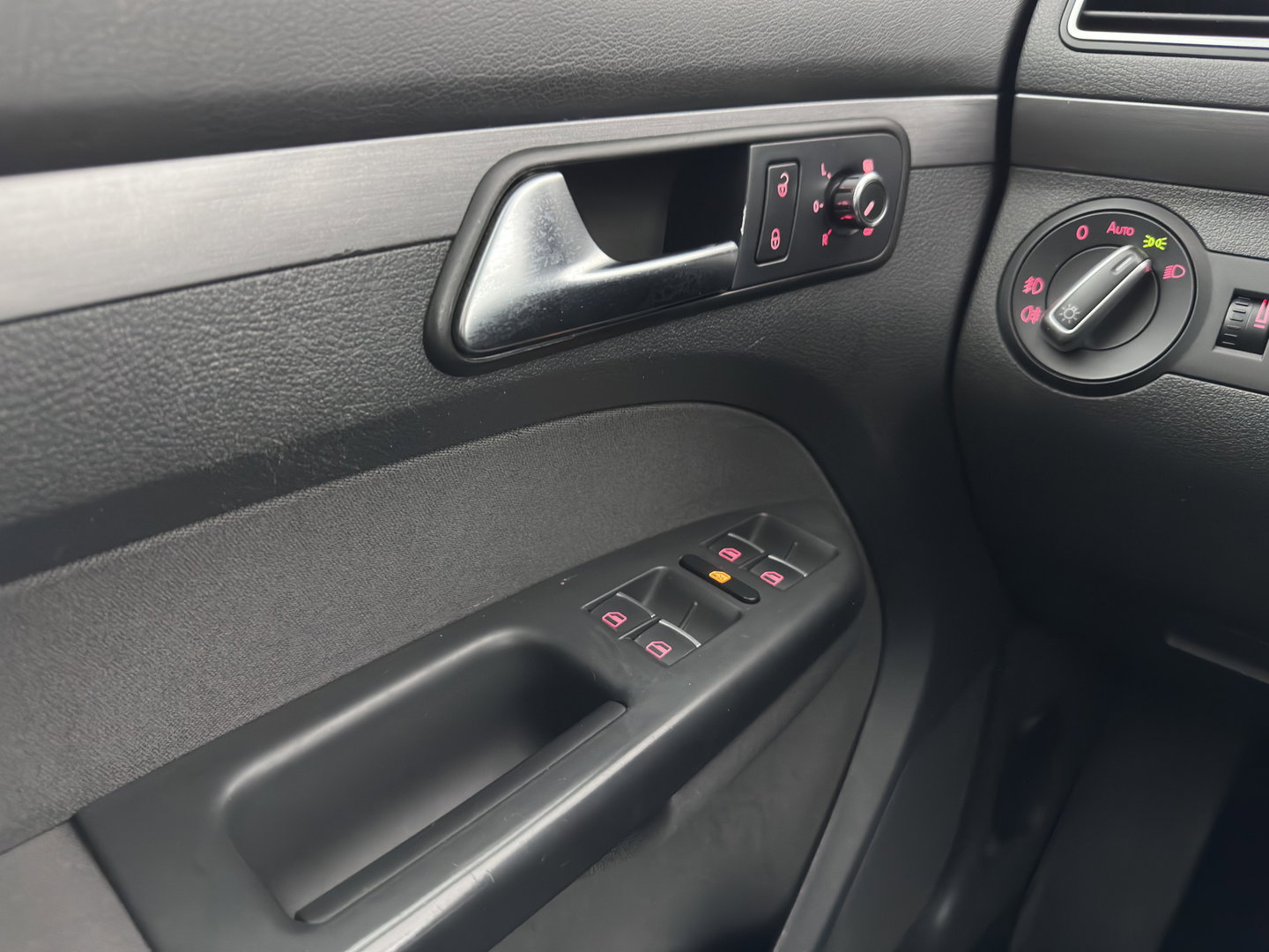 Volkswagen Touran 1.4 TSI Comfortline EcoFuel *XENON | NAVI-FULLMAP | COMFORT-SEATS | AIRCO | CRUISE | PRIVACY-GLASS | TOWBAR*