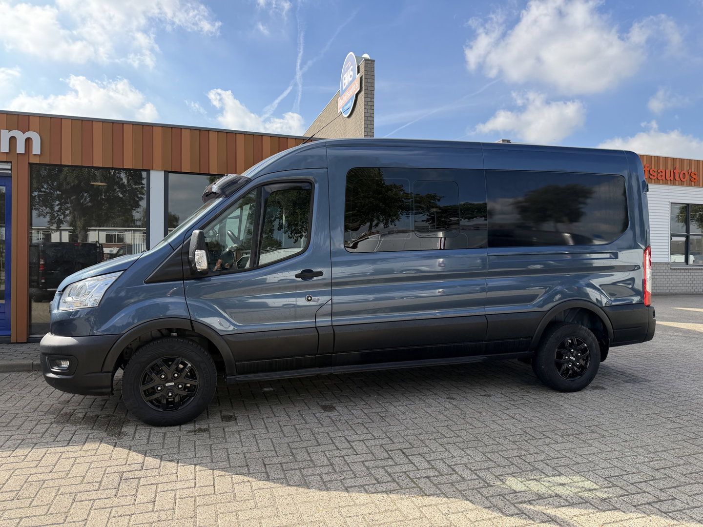 Ford Transit 350 2.0 TDCI 170pk L3H2 DC 5 persoons Trend / vaste prijs rijklaar € 25.950 ex btw / euro 6 / bpm vrij / lease vanaf € 424 / raptor grille / blauw metallic / trekhaak 2500 kg