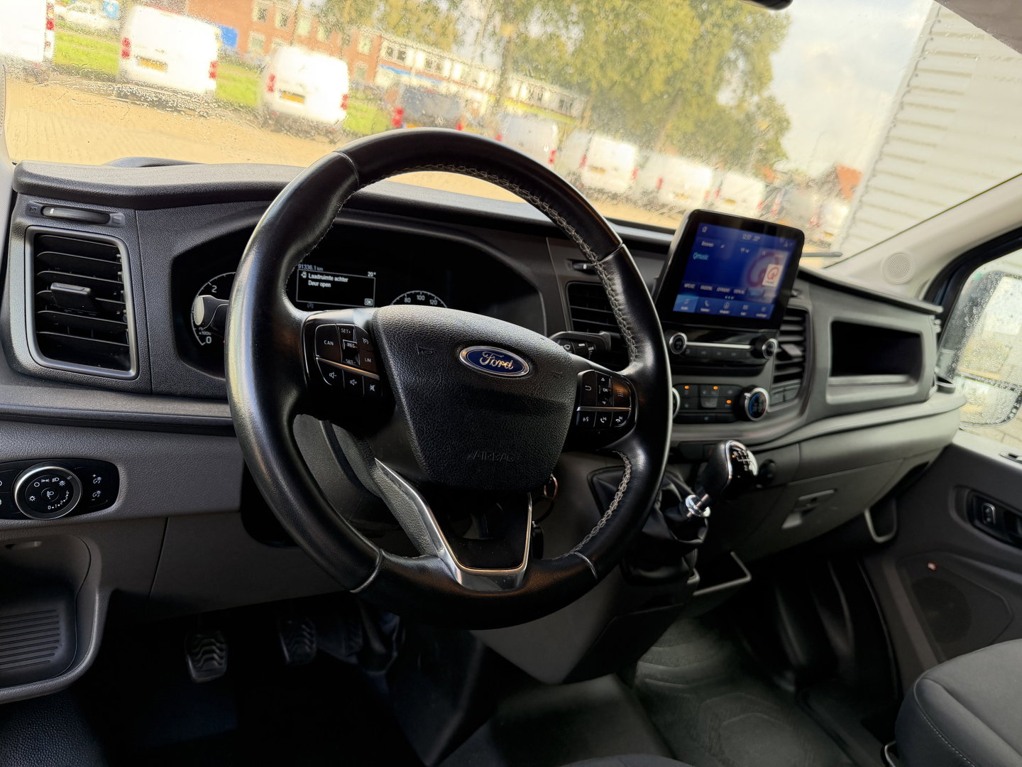 Ford Transit 350 2.0 TDCI 170pk L3H2 DC 5 persoons Trend / vaste prijs rijklaar € 25.950 ex btw / euro 6 / bpm vrij / lease vanaf € 424 / raptor grille / blauw metallic / trekhaak 2500 kg