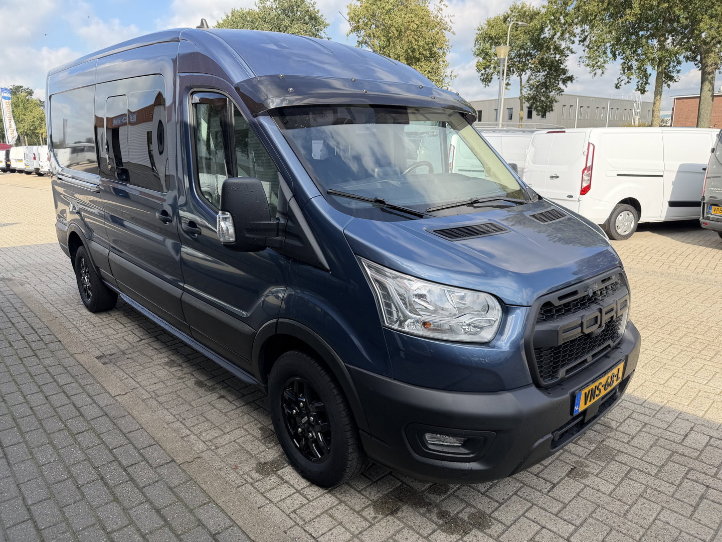 Ford Transit 350 2.0 TDCI 170pk L3H2 DC 5 persoons Trend / vaste prijs rijklaar € 25.950 ex btw / euro 6 / bpm vrij / lease vanaf € 424 / raptor grille / blauw metallic / trekhaak 2500 kg