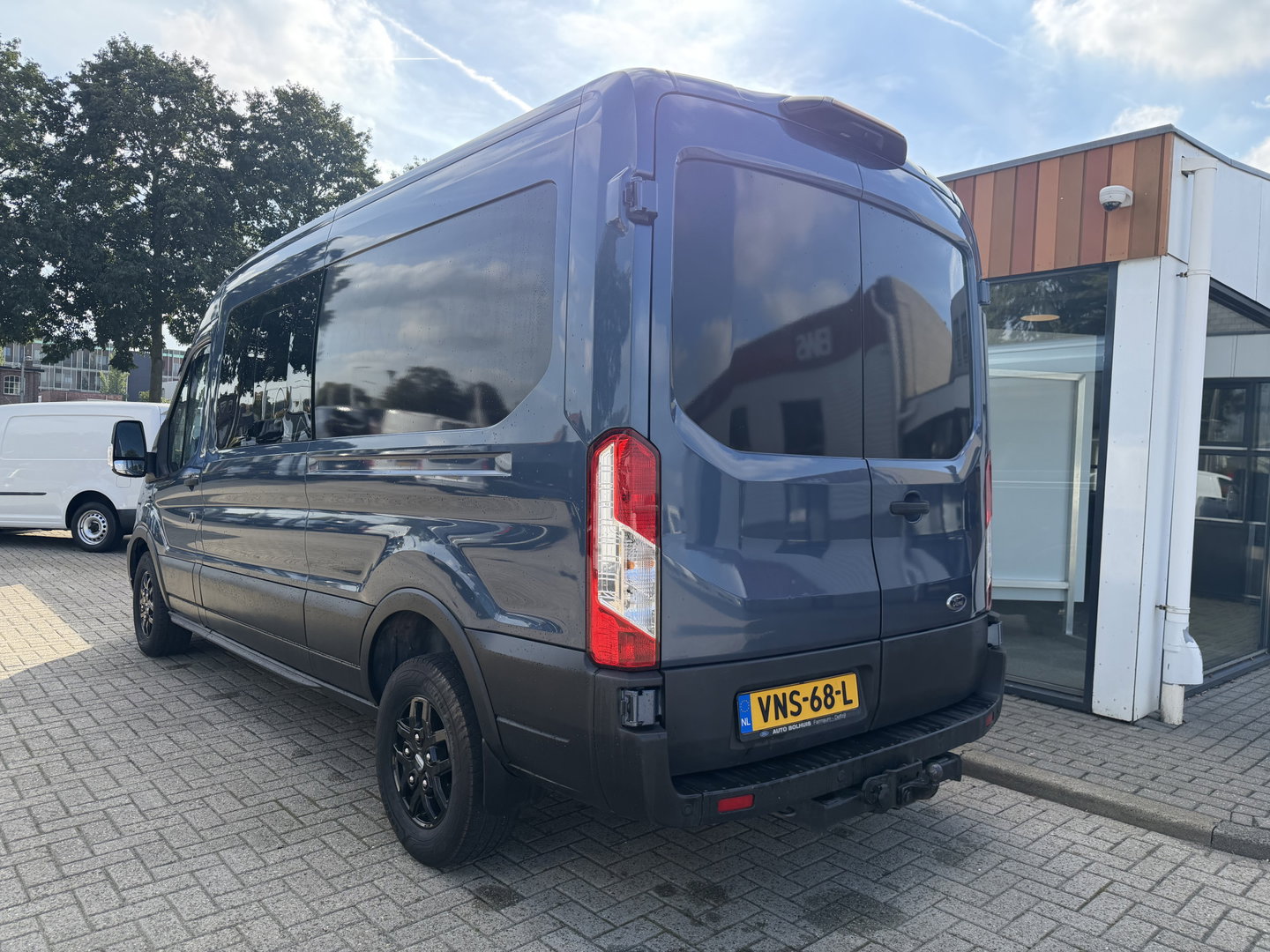 Ford Transit 350 2.0 TDCI 170pk L3H2 DC 5 persoons Trend / vaste prijs rijklaar € 25.950 ex btw / euro 6 / bpm vrij / lease vanaf € 424 / raptor grille / blauw metallic / trekhaak 2500 kg