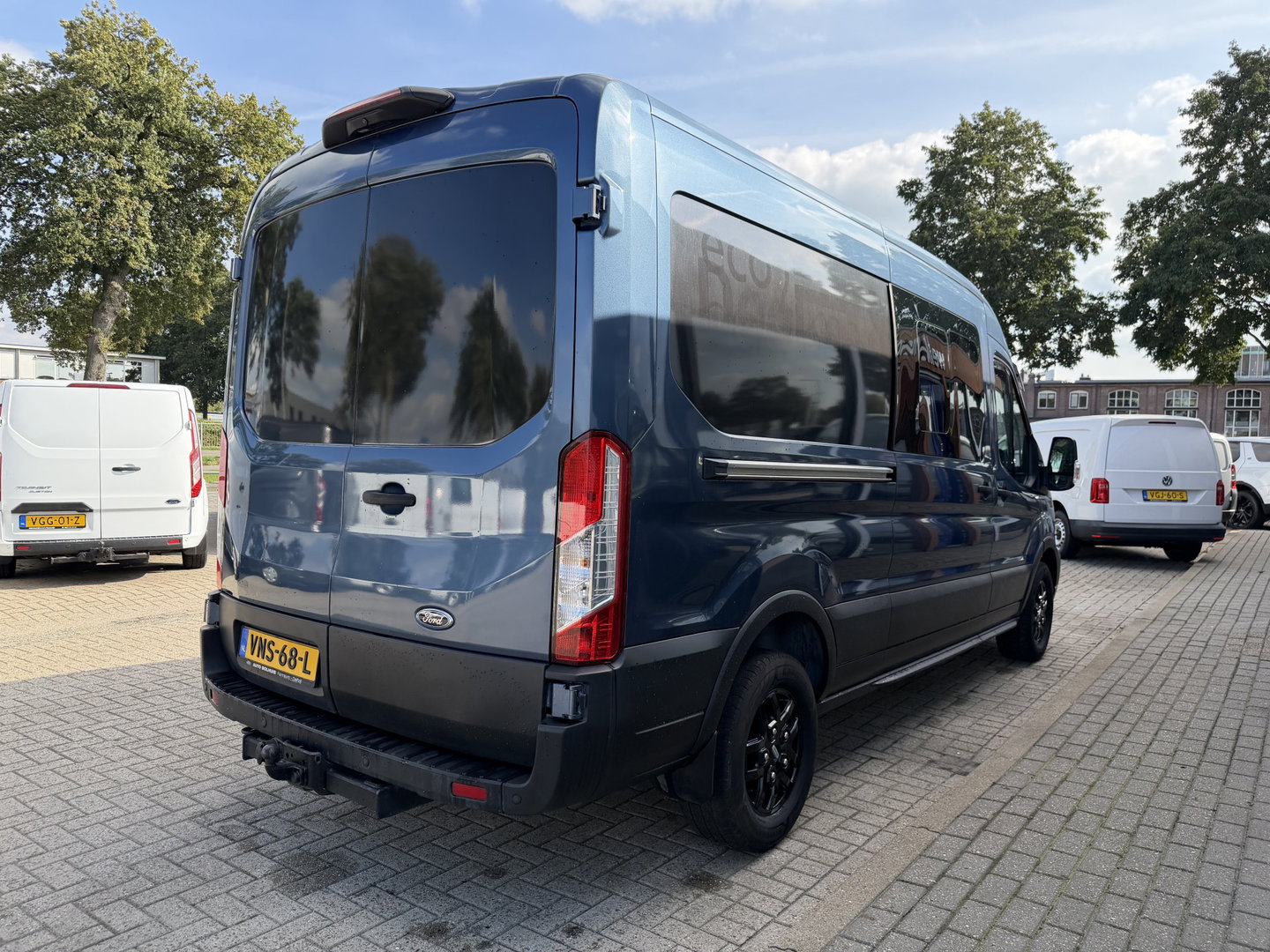 Ford Transit 350 2.0 TDCI 170pk L3H2 DC 5 persoons Trend / vaste prijs rijklaar € 25.950 ex btw / euro 6 / bpm vrij / lease vanaf € 424 / raptor grille / blauw metallic / trekhaak 2500 kg