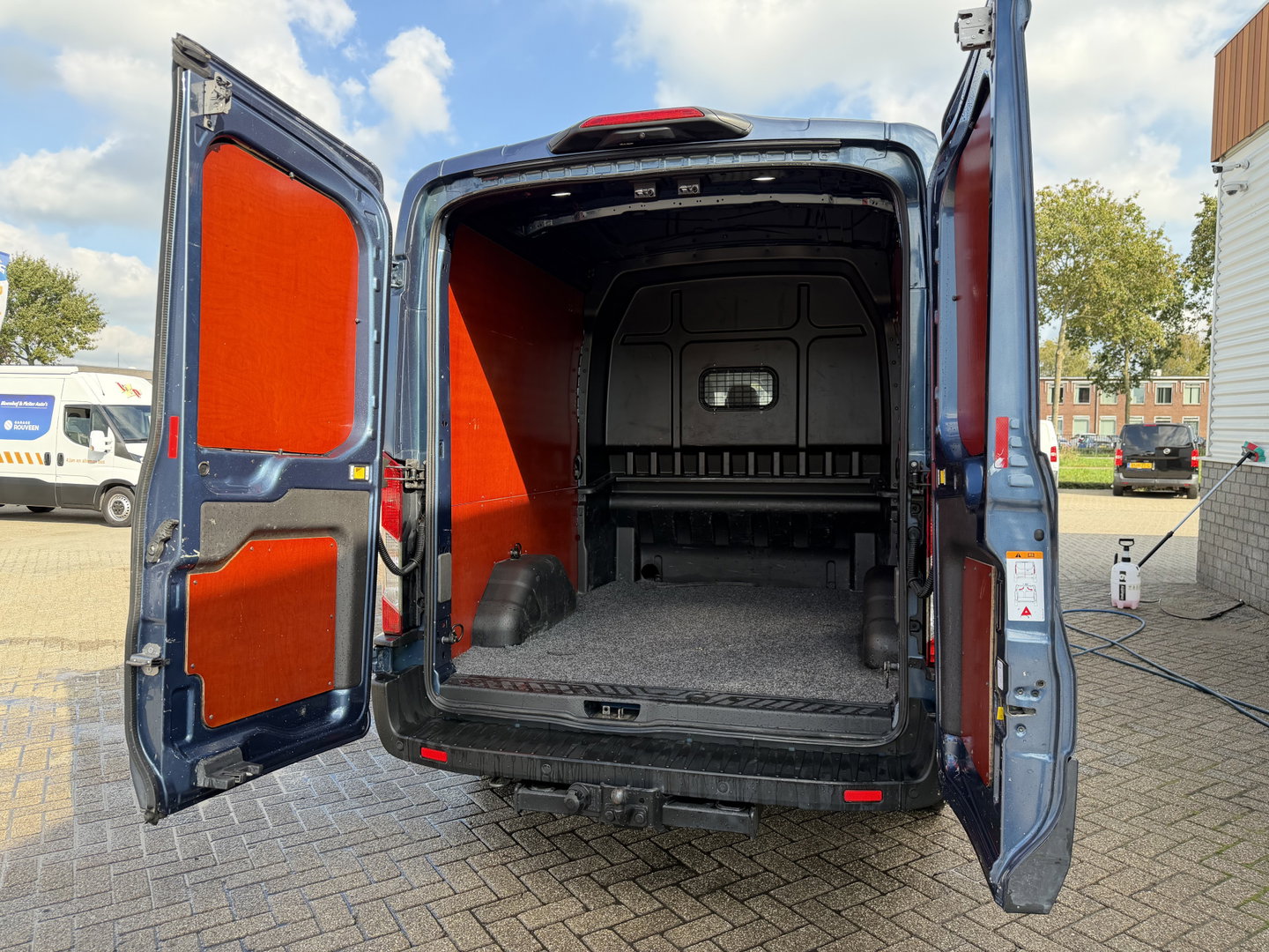 Ford Transit 350 2.0 TDCI 170pk L3H2 DC 5 persoons Trend / vaste prijs rijklaar € 25.950 ex btw / euro 6 / bpm vrij / lease vanaf € 424 / raptor grille / blauw metallic / trekhaak 2500 kg
