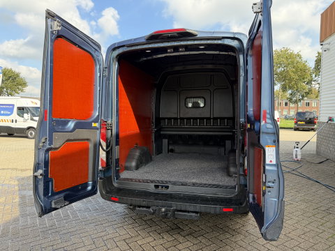 Ford Transit 350 2.0 TDCI 170pk L3H2 DC 5 persoons Trend / vaste prijs rijklaar € 25.950 ex btw / euro 6 / bpm vrij / lease vanaf € 424 / raptor grille / blauw metallic / trekhaak 2500 kg