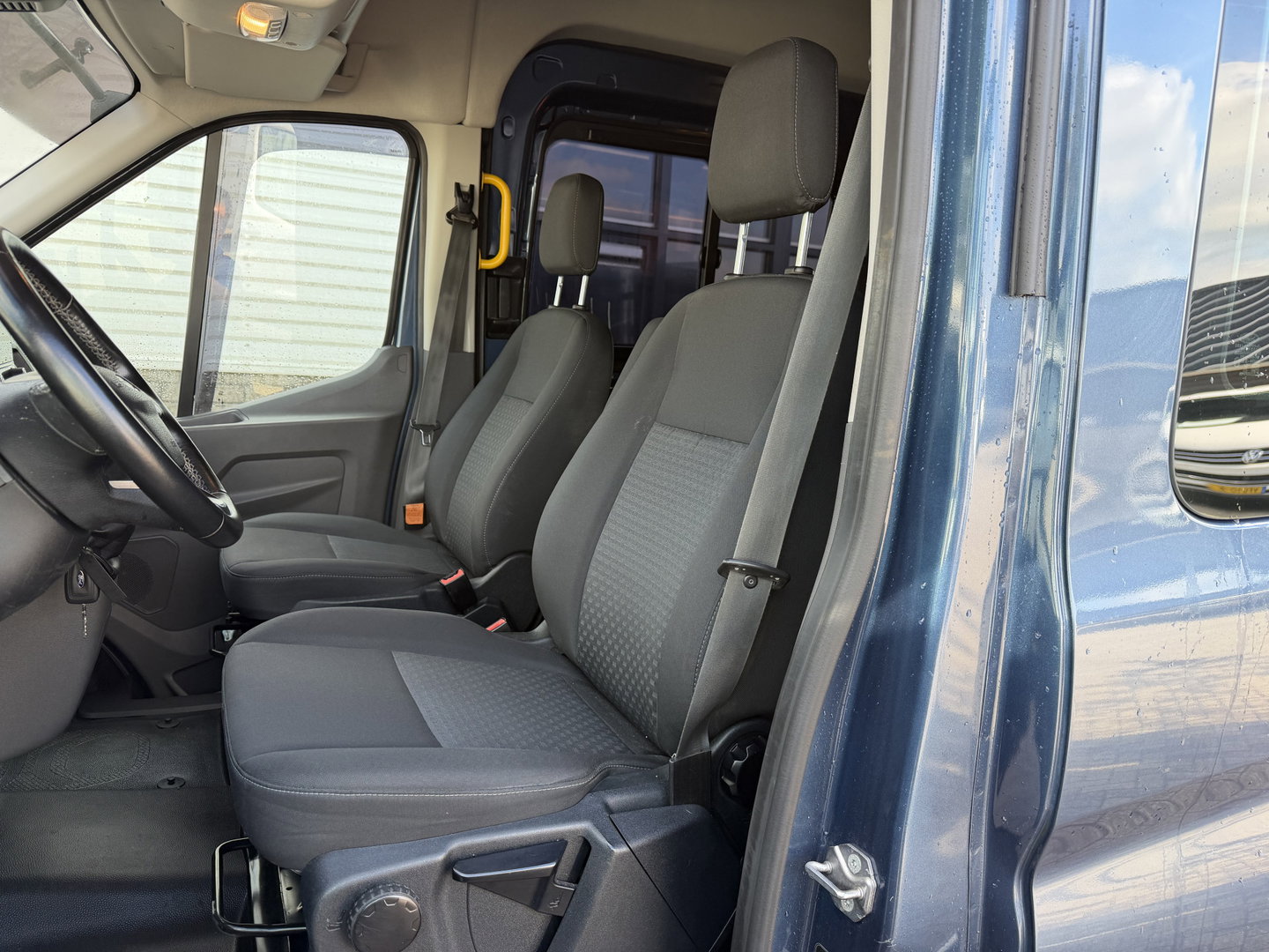 Ford Transit 350 2.0 TDCI 170pk L3H2 DC 5 persoons Trend / vaste prijs rijklaar € 25.950 ex btw / euro 6 / bpm vrij / lease vanaf € 424 / raptor grille / blauw metallic / trekhaak 2500 kg