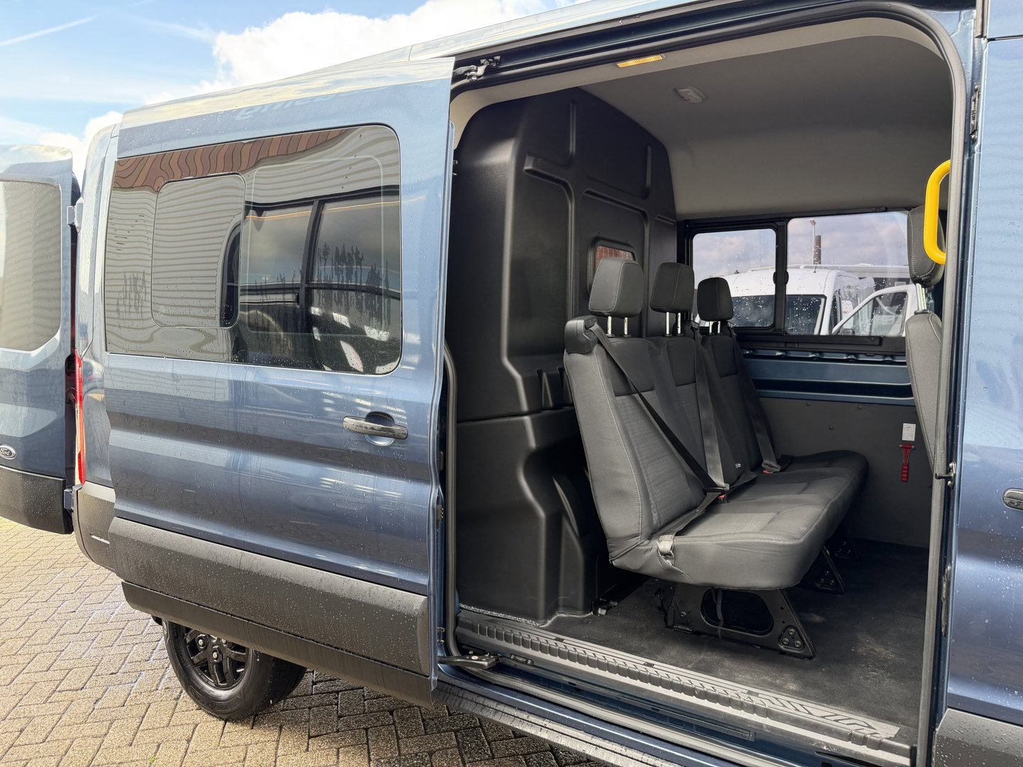 Ford Transit 350 2.0 TDCI 170pk L3H2 DC 5 persoons Trend / vaste prijs rijklaar € 25.950 ex btw / euro 6 / bpm vrij / lease vanaf € 424 / raptor grille / blauw metallic / trekhaak 2500 kg