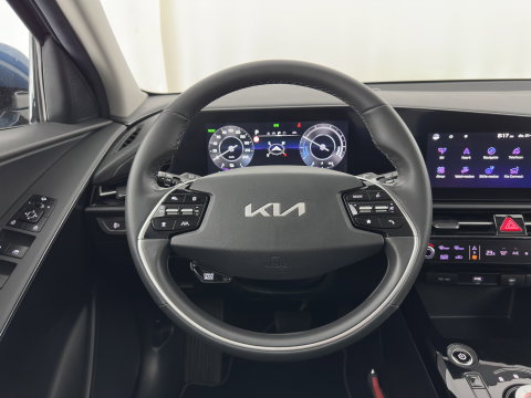 Kia Niro EV DynamicLine 64.8 kWh [3-Fase-11kW] {SoH-99%} (INCL-BTW) Aut. *LEATHER-FABRIC | ADAPTIVE-CRUISE | NAVI-FULLMAP | LANE-ASSIST | DIGI-COCKPIT | KEYLESS | CAMERA | DAB | COMFORTSEATS | SHIFTPADDLES | ECC | PDC | CARPLAY | 17''ALU*