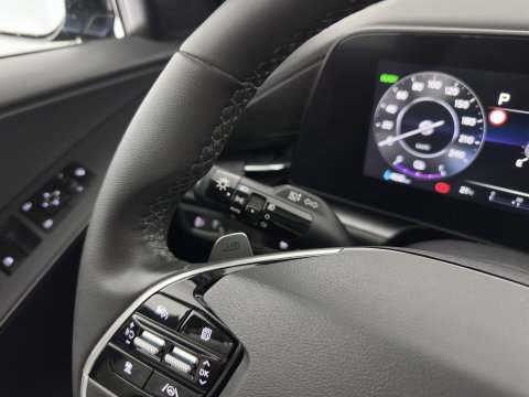 Kia Niro EV DynamicLine 64.8 kWh [3-Fase-11kW] {SoH-99%} (INCL-BTW) Aut. *LEATHER-FABRIC | ADAPTIVE-CRUISE | NAVI-FULLMAP | LANE-ASSIST | DIGI-COCKPIT | KEYLESS | CAMERA | DAB | COMFORTSEATS | SHIFTPADDLES | ECC | PDC | CARPLAY | 17''ALU*