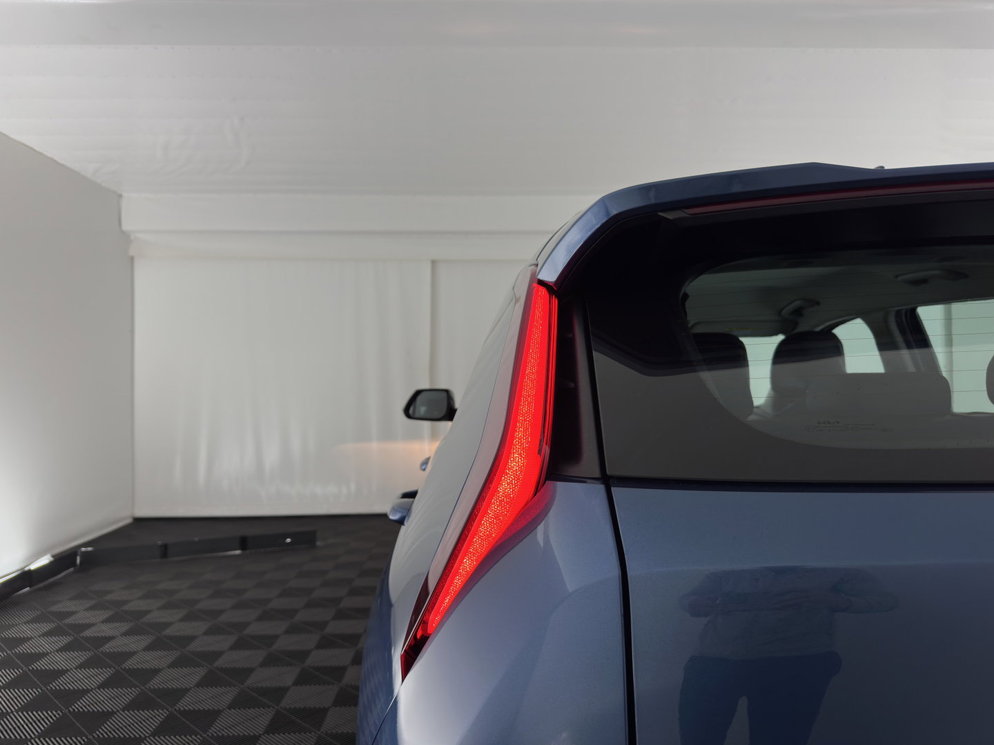 Kia Niro EV DynamicLine 64.8 kWh [3-Fase-11kW] {SoH-99%} (INCL-BTW) Aut. *LEATHER-FABRIC | ADAPTIVE-CRUISE | NAVI-FULLMAP | LANE-ASSIST | DIGI-COCKPIT | KEYLESS | CAMERA | DAB | COMFORTSEATS | SHIFTPADDLES | ECC | PDC | CARPLAY | 17''ALU*