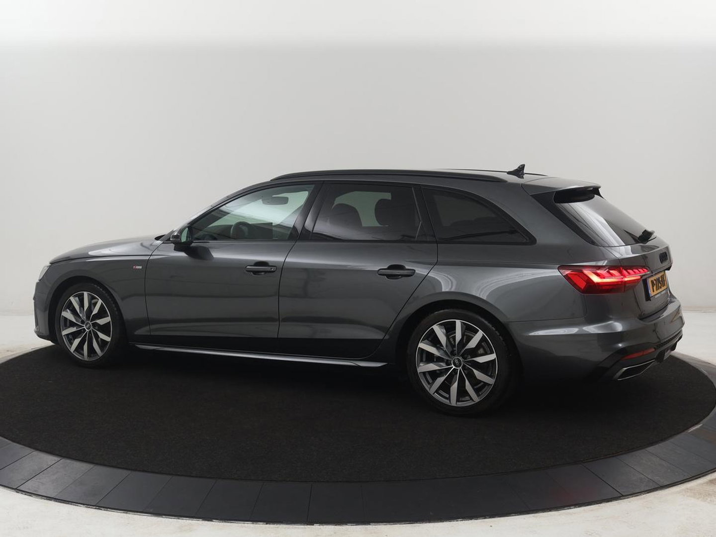Audi A4 Avant 35 TFSI S edition Competition | S-Line | Stoelverwarming | LED | Camera | Navigatie |