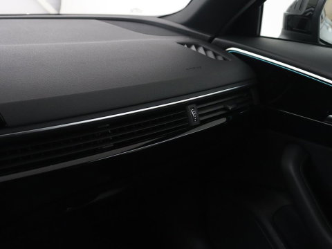Audi A4 Avant 35 TFSI S edition Competition | S-Line | Stoelverwarming | LED | Camera | Navigatie |