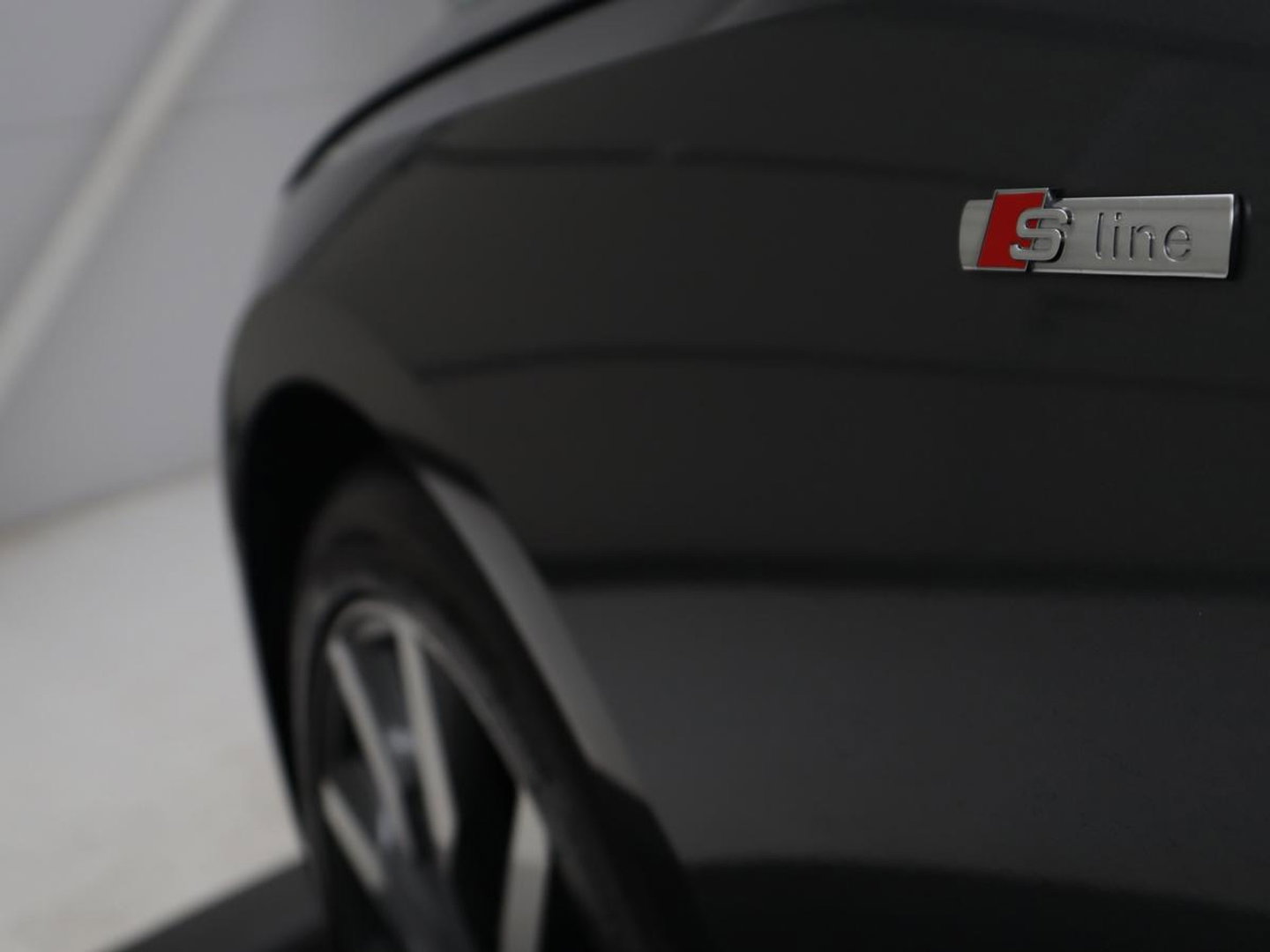 Audi A4 Avant 35 TFSI S edition Competition | S-Line | Stoelverwarming | LED | Camera | Navigatie |