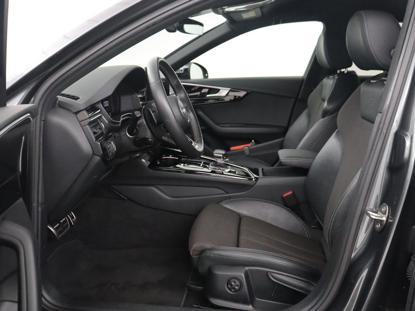 Audi A4 Avant 35 TFSI S edition Competition | S-Line | Stoelverwarming | LED | Camera | Navigatie |