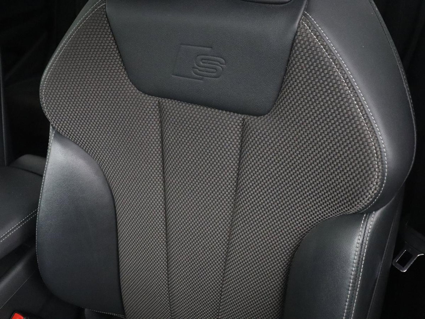 Audi A4 Avant 35 TFSI S edition Competition | S-Line | Stoelverwarming | LED | Camera | Navigatie |