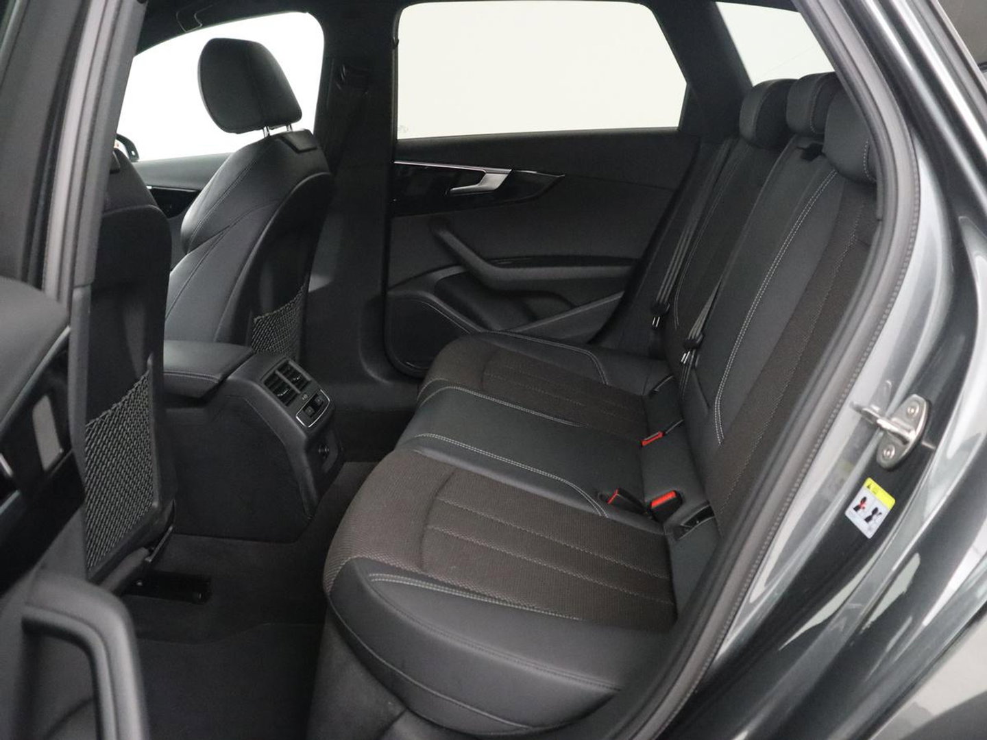 Audi A4 Avant 35 TFSI S edition Competition | S-Line | Stoelverwarming | LED | Camera | Navigatie |