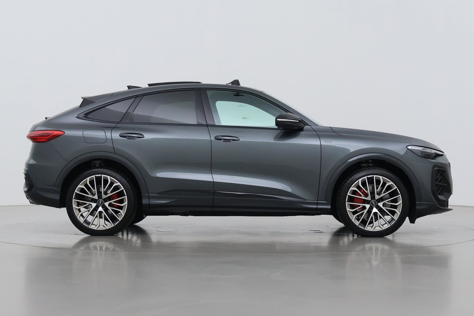 Audi Q5 Sportback S edition Competition Quattro | Passenger Display | B&O | Luchtvering | Panoramadak | Trekhaak | 360° Camera | 21 Inch | ACC