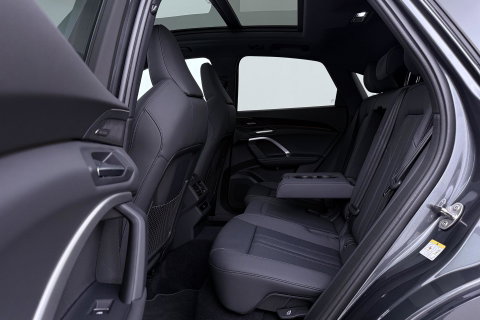 Audi Q5 Sportback S edition Competition Quattro | Passenger Display | B&O | Luchtvering | Panoramadak | Trekhaak | 360° Camera | 21 Inch | ACC