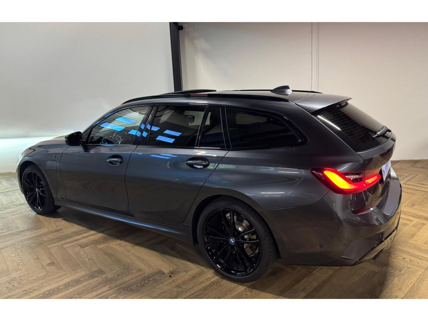 BMW 3 Serie Touring 320e xDrive M-pakket PANO KEYLESS CAM