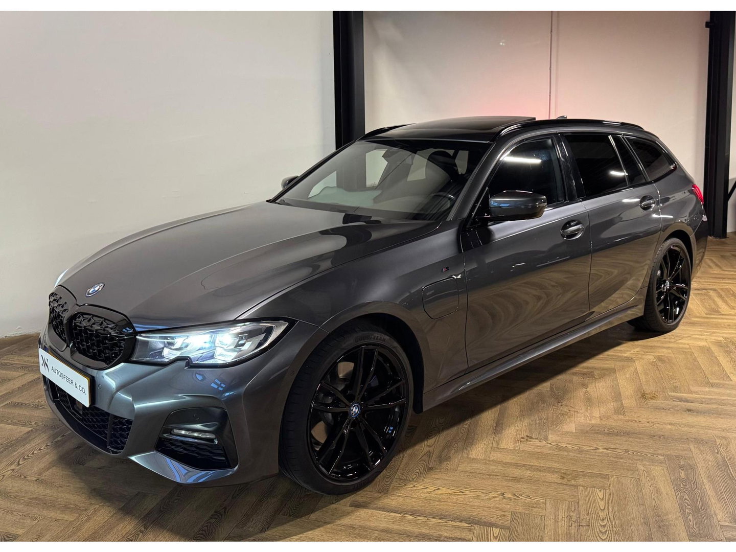 BMW 3 Serie Touring 320e xDrive M-pakket PANO KEYLESS CAM