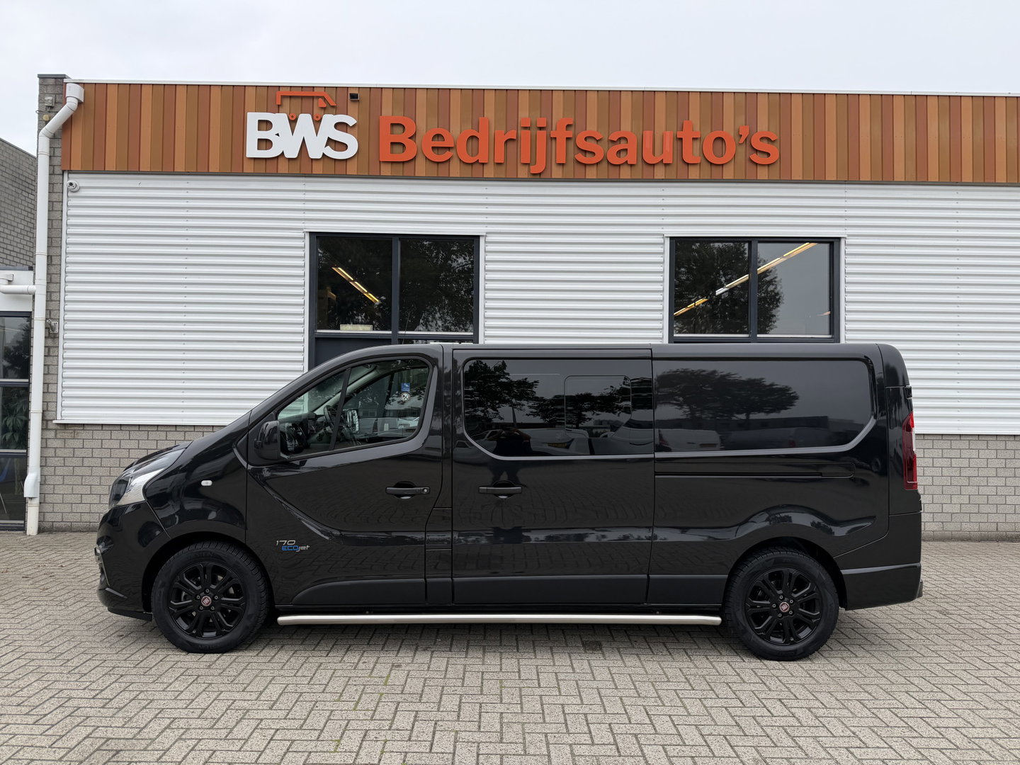 Fiat Talento 2.0 MultiJet automaat L2H1 SX DC 5 persoons / vaste prijs rijklaar € 19.950 ex btw / lease vanaf € 336 / zwart metallic / dubbele schuifdeur / trekhaak / airco / navi / camera !