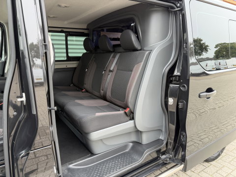 Fiat Talento 2.0 MultiJet automaat L2H1 SX DC 5 persoons / vaste prijs rijklaar € 19.950 ex btw / lease vanaf € 336 / zwart metallic / dubbele schuifdeur / trekhaak / airco / navi / camera !