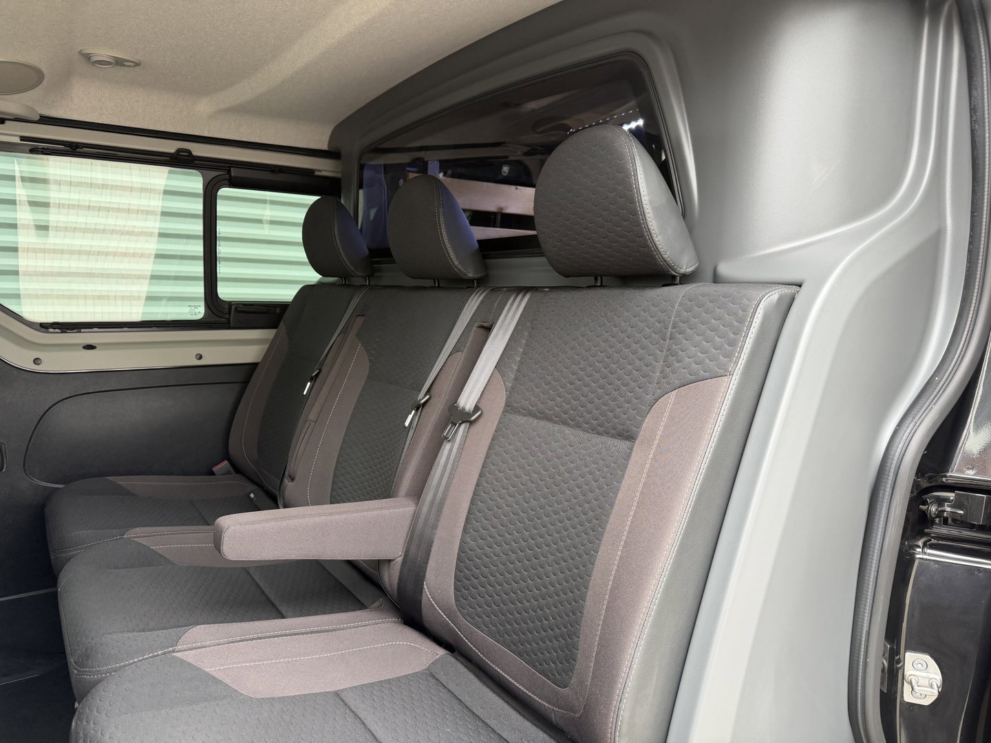 Fiat Talento 2.0 MultiJet automaat L2H1 SX DC 5 persoons / vaste prijs rijklaar € 19.950 ex btw / lease vanaf € 336 / zwart metallic / dubbele schuifdeur / trekhaak / airco / navi / camera !